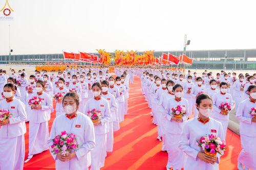 ภาพ No.79078:พิธีอัญเชิญองค์พระบรมพุทธเจ้า 24 องค์ เวียนประทักษิณรอบพระมหาธรรมกายเจดีย์ ณ วัดพระธรรมกาย  วันที่ 2 เมษายน พ.ศ. 2566