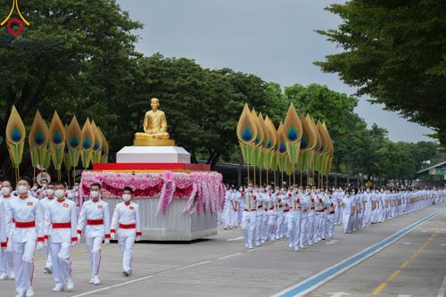 ภาพ No.89143:พิธีอัญเชิญรูปหล่อทองคำ  คุณยายอาจารย์มหารัตนอุบาสิกาจันทร์ ขนนกยูง เพื่อประดิษฐาน ณ มหาวิหารคุณยายอาจารย์ฯ เนื่องในวันครูผู้ค้นพบวิชชาธรรมกาย วันศุกร์ที่ 29 กันยายน พ.ศ. 2566