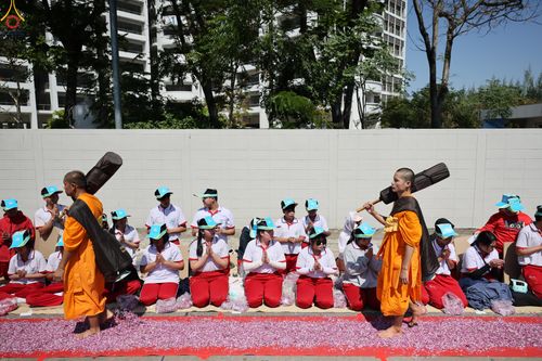 ภาพ No.304540:วันที่ 25 มกราคม พ.ศ. 2569 พิธีต้อนรับพระธรรมยาตรา (ภาพชุดที่ 2) รร.สามัคคีราษฏร์บำรุง-วัดพระธรรมกาย ในโครงการธรรมยาตรา กตัญญูบูชา มหาปูชนียาจารย์ พระมงคลเทพมุนี(สด จนฺทสโร) พระผู้ปราบมาร อนุสรณ์สถาน 7 แห่ง ปีที่ 14