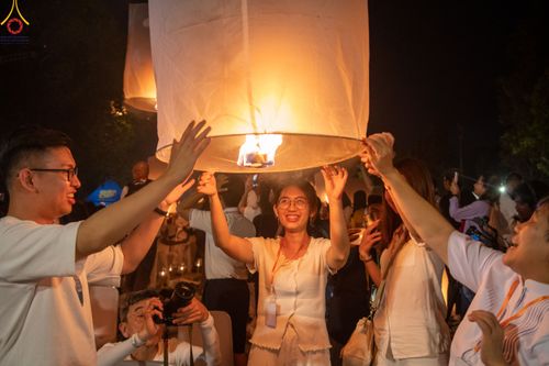 ภาพ No.82080:พิธีจุดวิสาขประทีป 22,000 ดวงและโคมลอย 3,000 ดวง ( Festival  lampion Vesak Indonesia) ณ มหาเจดียบรมพุทโธ อินโดนีเซีย  วันอาทิตย์ที่ 4 มิ.ย. พ.ศ.2566