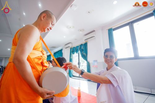 ภาพ No.283543:วันอาทิตย์ที่ 21 ธันวาคม  2568 พิธีบิณฑบาตฉลองสามเณรใหม่ ประเทศอินโดนีเซีย