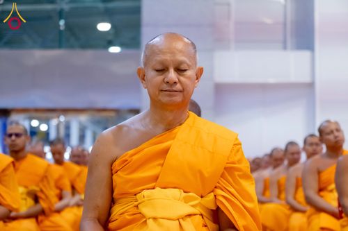 ภาพ No.284804:วันอาทิตย์ที่ 14 ธันวาคม พ.ศ.2568  พิธีปฏิบัติธรรม พิธีถวายภัตตาหารเป็นสังฆทาน พิธีมอบต้นสมบัติจักรพรรดิ ถวายแด่เจ้าอาวาสและประธานสงฆ์ 236 ศูนย์ส่งเสริมศีลธรรมทั่วโลก ณ สภาธรรมกายสากล วัดพระธรรมกาย