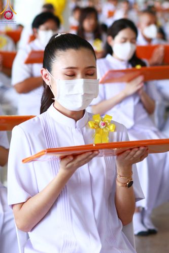 ภาพ No.86293:วันธรรมชัย ปีที่ 55 พิธีทอดผ้าป่ากฐินสมทบครั้งที่1, พิธีเจริญพุทธมนต์ ลูกนิมิตมหาสมบัติฯ พิธีจุดประทีป,พิธีฉลองชัยสวดมนต์บทธัมมจักกัปปวัตนสูตร วันอาทิตย์ที่ 27 สิงหาคม พ.ศ.2566 ณ สภาธรรมกายสากล / มหารัตนวิหารคด วัดพระธรรมกาย