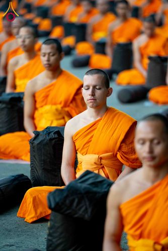 ภาพ No.297284:วันที่ 15 มกราคม พ.ศ.2569 พระธรรมยาตราปฏิบัติธรรมและถ่ายภาพหมู่ประวัติศาสตร์ อนุสรณ์สถานลำดับที่ 4 สถานที่เกิดด้วยกายธรรม  ณ วัดโบสถ์บน ต.บางคูเวียง จ.นนทบุรี ในโครงการธรรมยาตรา กตัญญูบูชา มหาปูชนียาจารย์ พระมงคลเทพมุนี(สด จนฺทสโร) พระผู้ปราบมาร อนุสรณ์ส