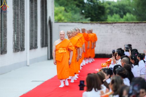 ภาพ No.83875:พิธีเวียนประทักษิณ,พิธีบรรพชาและพิธีอุปสมบทหมู่ ในโครงการอบรมพระธรรมทายาทในทวีปยุโรป  รุ่นที่ 9 วันอาทิตย์ที่ 16 กรกฎาคม พ.ศ. 2566 ณ วัดพระธรรมกายเบเนลักซ์  ประเทศเบลเยียม