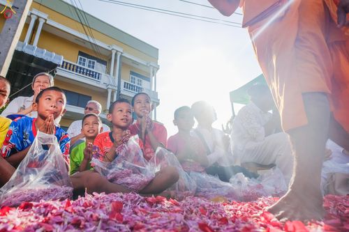 ภาพ No.287794:วันที่ 3 มกราคม พ.ศ. 2569 พิธีต้อนรับพระธรรมยาตรา ครั้งที่ 2 (ภาพชุดที่ 2) ในโครงการธรรมยาตรา กตัญญูบูชา มหาปูชนียาจารย์ พระมงคลเทพมุนี(สด จนฺทสโร) พระผู้ปราบมาร อนุสรณ์สถาน 7 แห่ง ปีที่ 14 ณ อนุสรณ์สถานมหาวิหารพระมงคลเทพมุนี (โลตัสแลนด์) อ.สองพี่น้อง จ.