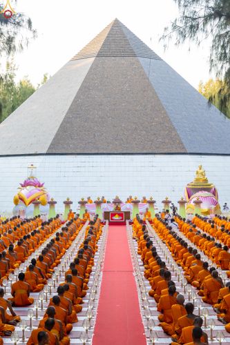 ภาพ No.290092:วันที่ 6 มกราคม พ.ศ. 2569 พิธีจุดประทีปถวายเป็นพุทธบูชา และบูชาธรรมมหาปูชนียาจารย์ (ภาพชุดที่ 2) ณ อนุสรณ์สถานมหาวิหารพระมงคลเทพมุนี (โลตัสแลนด์) อ.สองพี่น้อง จ.สุพรรณบุรี ในโครงการธรรมยาตรา กตัญญูบูชา มหาปูชนียาจารย์ พระมงคลเทพมุนี(สด จนฺทสโร) พระผู้ปรา