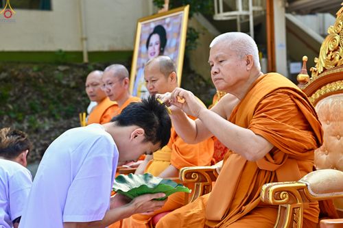 ภาพ No.280785:วันที่ 27 ธันวาคม พ.ศ. 2568  พิธีปลงผมนาคธรรมทายาท โครงการอุปสมบทหมู่บูชาธรรม 81 ปี หลวงพ่อธัมมชโย  ณ สมาคมพุทธ เขตตงช้ง ฮ่องกง