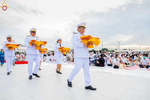 ภาพ No.49602:ประมวลภาพพิธีตักบาตรพระสงฆ์ 1,091 รูป เนื่องในวันแม่แห่งชาติ ณ ตลาดจัมโบ้ ชุดที่ 2