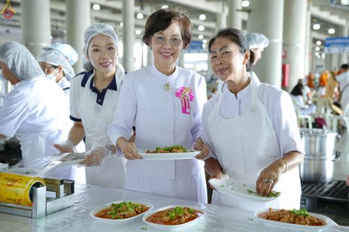 ภาพ No.325783:วันที่ 22 เมษายน พ.ศ.2569(วันคุ้มครองโลก) งานถวายมหาสังฆทาน 40,000 กว่าวัดทั่วประเทศ เจ้าหน้าที่ สาธุชน ร่วมใจจัดเตรียมภัตตาหารเพล (ชุด 2)