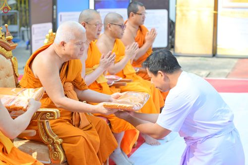 ภาพ No.280800:วันที่ 27 ธันวาคม พ.ศ. 2568  พิธีปลงผมนาคธรรมทายาท โครงการอุปสมบทหมู่บูชาธรรม 81 ปี หลวงพ่อธัมมชโย  ณ สมาคมพุทธ เขตตงช้ง ฮ่องกง