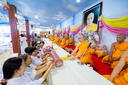 ภาพ No.295858:วันที่ 17 มกราคม พ.ศ. 2569 พิธีถวายภัตตาหารเป็นสังฆทาน แด่พระธรรมยาตรา ณ วัดโบสถ์บน ต.บางคูเวียง จ.นนทบุรี อนุสรณ์สถานลำดับที่ 4 สถานที่เกิดด้วยกายธรรม ในโครงการธรรมยาตรา กตัญญูบูชา มหาปูชนียาจารย์ พระมงคลเทพมุนี(สด จนฺทสโร) พระผู้ปราบมาร อนุสรณ์สถาน 7 แ