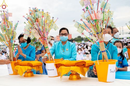 ภาพ No.49605:ประมวลภาพพิธีตักบาตรพระสงฆ์ 1,091 รูป เนื่องในวันแม่แห่งชาติ ณ ตลาดจัมโบ้ ชุดที่ 2