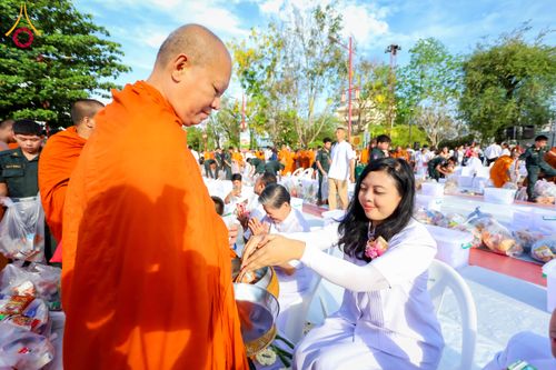 ภาพ No.313993:วันอาทิตย์ที่ 14 มีนาคม พ.ศ. 2569 ทำบุญเมืองหาดใหญ่ตักบาตรพระ 1,109 รูป เติมบุญใหญ่ หลังวิกฤตมหาอุทกภัย ณ ซุ้มประตูไชน่าทาวน์ ถนนศุภสารรังสรรค์ อ.หาดใหญ่ จ.สงขลา