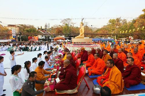 ภาพ No.15812:ประมวลภาพตักบาตรพระ 3 แผ่นดิน พระ 10,000 รูป ปีที่ 2 จ.เชียงราย