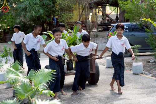 ภาพ No.220039:วันจันทร์ที่ 14 เมษายน พ.ศ. 2568 พระครูสิทธิรัตนวิเทศ ผู้ช่วยเจ้าอาวาสวัดพระธรรมกาย พร้อมด้วยผู้แทนมูลนิธิธรรมกาย และศิษยานุศิษย์หลวงพ่อธัมมชโย ออกเดินทางไปยังพื้นที่เมืองมัณฑะเลย์ สาธารณรัฐแห่งสหภาพเมียนมา โดยได้รับความเมตตาประสานงานเจ้าหน้าที่ภาครัฐจาก