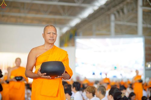 ภาพ No.227871:วันอาทิตย์ที่ 1 มิถุนายน พ.ศ. 2568 พิธีตักบาตร , พิธีบูชาข้าวพระ ณ วัดพระธรรมกาย จ.ปทุมธานี