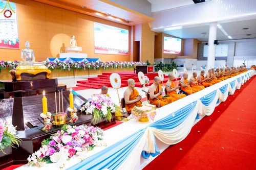 ภาพ No.146091:วันมหารำลึก ครั้งที่ 34 พิธีร่วมรำลึกถึงนักสร้างบารมีที่ล่วงลับไปแล้ว , พิธีสวดพระพุทธมนต์ ณ ห้องแก้วสารพัดนึก 1 วัดพระธรรมกาย วันเสาร์ที่ 27 กรกฎาคม พ.ศ. 2567