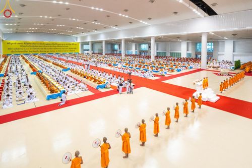 ภาพ No.147054:พิธีมุทิตาสักการะพระภิกษุ ผู้สอบได้เปรียญธรรม 9 ประโยคระดับโลกปีที่ 36, พิธีมอบโล่เกียรติยศและทุนการศึกษา สำนักเรียนบาลีดีเด่นทั่วประเทศ, พิธีถวายมหาสังฆทานคณะสงฆ์ 2,000 กว่าวัด ทั่วประเทศ ปีที่ 24, พิธีถวายไทยธรรมคณะสงฆ์ 323 วัด 4 จังหวัดชายแดนภาคใต้