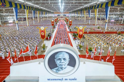 ภาพ No.240695:วันพุธที่ 27 สิงหาคม พ.ศ. 2568 พิธีทอดผ้าป่าเพื่อสร้างอาคาร  82 ปี หลวงพ่อธัมมชโย สมทบกฐินวัดพระธรรมกาย และกฐิน 30,000 วัดทั่วประเทศ ครั้งที่ 1