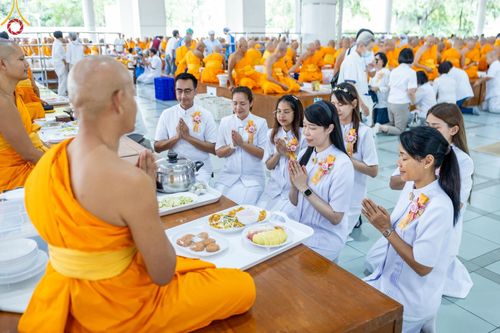 ภาพ No.169768:พิธีถวายภัตตาหารเมนูสวรรค์ "เพื่อการบรรลุธรรม" เนื่องในวันลอยกระทง (ขึ้น 15 ค่ำ เดือน 12) วันศุกร์ที่ 15 พฤศจิกายน พ.ศ. 2567 ณ หอฉันคุณยายอาจารย์ฯ วัดพระธรรมกาย