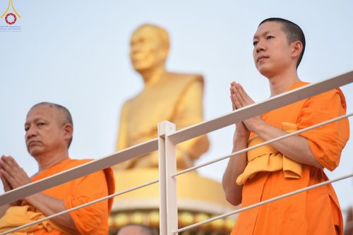 ภาพ No.201302:พระธรรมยาตราปฏิบัติธรรม และถ่ายภาพหมู่ประวัติศาสตร์ ณ อาคารธรรมยาตรา กตัญญูบูชามหาปูชนียาจารย์  ตรงข้ามวัดปากน้ำภาษีเจริญ จ.กรุงเทพมหานคร ในโครงการธรรมยาตรา กตัญญูบูชา มหาปูชนียาจารย์ พระมงคลเทพมุนี(สด จนฺทสโร) พระผู้ปราบมาร อนุสรณ์สถาน 7 แห่ง ปีที่ 13