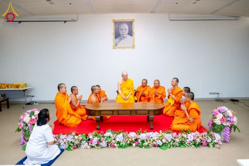 ภาพ No.222976:วันที่ 23 เมษายน พ.ศ. 2568 หลวงพ่อทัตตชีโวต้อนรับคณะสงฆ์ World Pec ณ อาคาร 100 ปี คุณยายมหารัตนอุบาสิกาจันทร์ ขนนกยูง วัดพระธรรมกาย