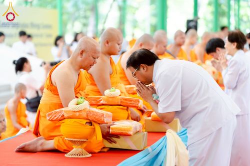 ภาพ No.223741:วันอาทิตย์ที่ 11 พฤษภาคม พ.ศ. 2568 พิธีอุปสมบทสามเณรเปรียญธรรมอุปสมบทอุทิศชีวิต 9 รูป อุบาสก 1 ท่าน ณ อุโบสถพระไตรปิฏกวัดพระธรรมกาย