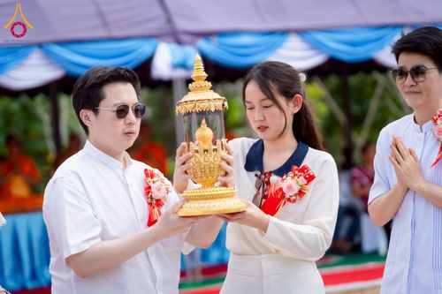 ภาพ No.255472:วันที่ 13 ตุลาคม พ.ศ. 2568 พิธีบรรจุพระบรมสารีริกธาตุ ผูกผ้า 7 สี เพื่อความเป็นสิริมงคล  และ ยกช่อฟ้า ประดิษฐานบนหลังคาอุโบสถวัดทุ่งเจริญธรรม ถวายบูชาธรรม 81 ปี หลวงพ่อธัมมชโย โดยคณะศิษยานุศิษย์ ณ วัดทุ่งเจริญธรรม อ.อมก๋อย จ.เชียงใหม่