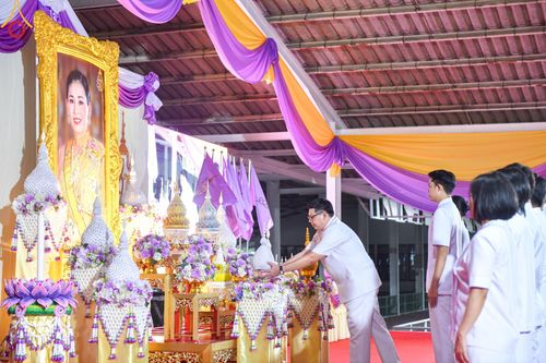 ภาพ No.138963:กิจกรรมเฉลิมพระเกียรติ สมเด็จพระนางเจ้าฯ พระบรมราชินี เนื่องในโอกาสวันเฉลิมพระชนมพรรษา พิธีเจริญพระพุทธมนต์ , ทำบุญตักบาตรพระสงฆ์ ถวายพระราชกุศล , พิธีถวายเครื่องราชสักการะ , และพิธีจุดเทียนถวายพระพรชัยมงคล วันที่ 3 มิถุนายน พ.ศ. 2567 ณ อาคารโถงช้าง วัดพ