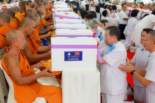 ภาพ No.107307:พิธีเจริญพระพุทธมนต์ ปฏิบัติธรรม มอบทุนการศึกษา ถวายสังฆทาน 140 วัด ณ ศุนย์ปฏิบัติธรรมพระมงคลเทพมุนี อ.สองพี่น้อง จ.สุพรรณบุรี วันเสาร์ที่ 6 มกราคม พ.ศ. 2567