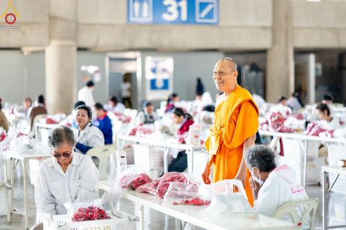 ภาพ No.187277:สาธุชน เจ้าหน้าที่ ร่วมบุญปลิดกลีบดอกไม้ เพื่อโปรยต้อนรับพระธรรมยาตรา ตั้งแต่วันที่ 26 ธันวาคม พ.ศ. 2567 ณ วิหารคด 31 วัดพระธรรมกาย