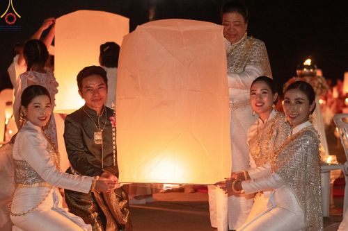 ภาพ No.175948:พิธีจุดประทีปโคมลาน, โคมลอยและลอยกระทง ถวายประทีปเป็นพุทธบูชา สร้างความสว่างไสวให้กับแผ่นดินด้วยแสงธรรม วันที่ 15 พฤศจิกายน พ.ศ. 2567 ณ พุทธอุทยานนานาชาติ อ.โพนพิสัย จ.หนองคาย