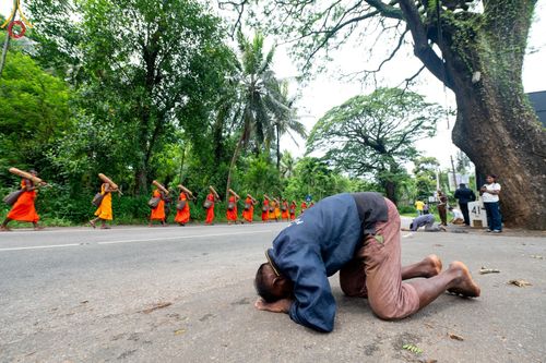 ภาพ No.140685:PhotoStory มหาศรัทธา ธรรมยาตราศรีลังกา EP.4 โครงการสยาม-ลังกา ธรรมยาตรา ฉลองเทศกาลวิสาขบูชาแห่งชาติ ศรีลังกา  บูชาธรรม 80 ปีหลวงพ่อธัมมชโย เส้นทางจาก เมืองดัมบูลลา ไปยัง เมืองมาตะเล  ตั้งแต่วันที่ 17-20 พฤษภาคม พ.ศ. 2567