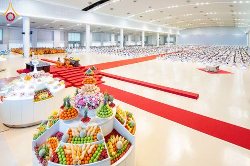 ภาพ No.232021:วันอาทิตย์ที่ 6 กรกฏาคม พ.ศ. 2568 พิธีตักบาตร ข้าวสารอาหารแห้ง  พิธีบูชาข้าวพระ สัมมนาพิเศษราชเหล็ก ณ สภาธรรมกายสากล วัดพระธรรมกาย