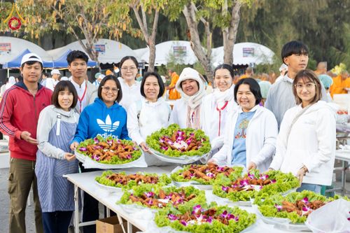 ภาพ No.194904:พิธีถวายภัตตาหารเป็นสังฆทาน แด่พระธรรมยาตรา ณ อนุสรณ์สถานมหาวิหารพระมงคลเทพมุนี (โลตัสแลนด์) อ.สองพี่น้อง จ.สุพรรณบุรี ในโครงการธรรมยาตรา กตัญญูบูชา มหาปูชนียาจารย์ พระมงคลเทพมุนี(สด จนฺทสโร) พระผู้ปราบมาร แห่ง ปีที่ 13 วันที่ 14 มกราคม พ.ศ.2568