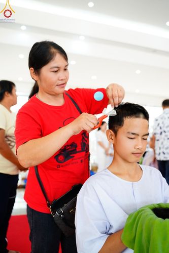 ภาพ No.134844:พิธีตัดปอยผม พิธีขอขมารับผ้าไตร พิธีบรรพชา และพิธีถวายบาตร ในโครงการบรรพชาสามเณร ฟื้นฟูพระพุทธศาสนาทั่วไทย  ณ ศูนย์ปฏิบัติธรรมและศูนย์อบรมเยาวชนเพชรบุรี ต.ท่าแลง อ.ท่ายาง จ.เพชรบุรี