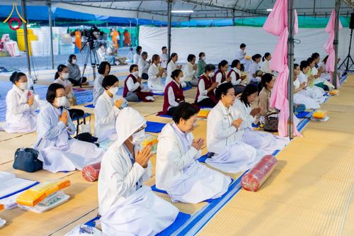 ภาพ No.199367:พิธีถวายภัตตาหารเป็นสังฆทาน แด่พระธรรมยาตรา ณ อนุสรณ์สถานบางปลา วัดบางปลา อำเภอบางเลน จังหวัดนครปฐม ในโครงการธรรมยาตรา กตัญญูบูชา มหาปูชนียาจารย์ พระมงคลเทพมุนี(สด จนฺทสโร) พระผู้ปราบมาร อนุสรณ์สถาน 7 แห่ง ปีที่ 13 วันที่ 22 มกราคม พ.ศ. 2568