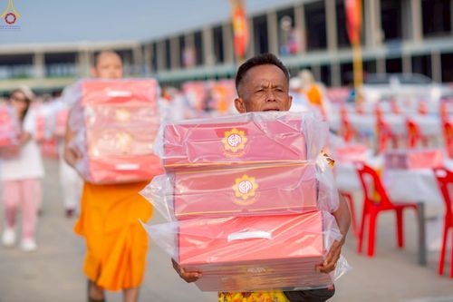 ภาพ No.225057:วันที่ 20 - 27 เมษายน พ.ศ. 2568 "ภาพแห่งความปลื้มที่ไม่มีวันจบ" คณะสงฆ์สามเณร เจ้าหน้าที่ และสาธุชน ร่วมแรงร่วมใจกันเตรียมงานและเก็บงาน เพื่อวันคุ้มครองโลก พิธีถวายมหาสังฆทานคณะสงฆ์ 40,000 กว่าวัดทั่วประเทศ