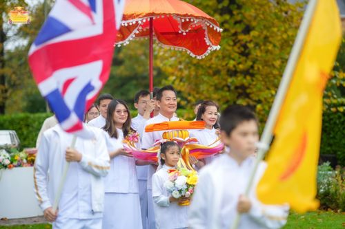 ภาพ No.169389:พิธีทอดกฐินสามัคคี เพื่อสนับสนุนการเผยแผ่พระพุทธศาสนาวิชชาธรรมกาย ณ วัดพระธรรมกายลอนดอน สหราชอาณาจักร วันอาทิตย์ที่ 20 ตุลาคม พ.ศ. 2567