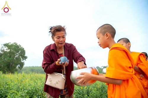 ภาพ No.217938:วันศุกร์ที่ 11 เมษายน พ.ศ. 2568 พระและสามเณร 99 รูป จากศูนย์ปฏิบัติธรรมระยอง(บ้านช่องลม) บิณฑบาต ณ ทุ่งปอเทือง ต.บางบุตร อ.บ้านค่าย จ.ระยอง เพื่อเป็นการฝึกสามเณรภาคฤดูร้อน ผ่านกิจวัตรบิณฑบาตในพื้นที่ชุมชน