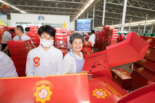 ภาพ No.212258:วันพุธที่ 19 มีนาคม พ.ศ. 2568 การบรรจุไทยธรรมลงกล่องสำเร็จ 43,500 กล่อง เพื่อถวายแด่พระสังฆาธิการ 40,000 กว่าวัดทั่วไทย ในวันคุ้มครองโลก 22 เมษายน พ.ศ. 2568 ณ บ้านแก้วเรือนทองคุณยายฯ วัดพระธรรมกาย