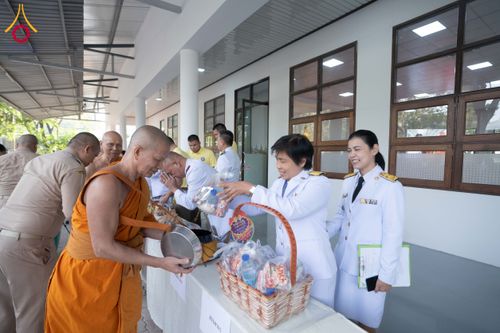 ภาพ No.194760:พิธีเจริญพระพุทธมนต์ และทำบุญตักบาตร ถวายพระราชกุศล แด่พระบาทสมเด็จพระเจ้าอยู่หัว เนื่องในโอกาสพระราชพิธีสมมงคล พระชนมายุเท่าพระบาทสมเด็จพระพุทธยอดฟ้าจุฬาโลกมหาราช สมเด็จพระปฐมบรมกษัตริยาธิราชแห่งพระราชวงศ์จักรี พุทธศักราช 2568 วันที่ 14 มกราคม พ.ศ. 2568
