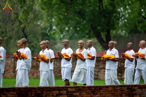 ภาพ No.231044:วันที่ 1 กรกฎาคม พ.ศ. 2568 โครงการบรรพชาสามเณร 300 รูป ถวายเป็นพุทธบูชา  วันอาสาฬหบูชา ณ จุดกำเนิดพระรัตนตรัย  ต้นแหล่งธัมมจักกัปปวัตตนสูตร เมืองพาราณสี  สารนาถ ประเทศอินเดีย