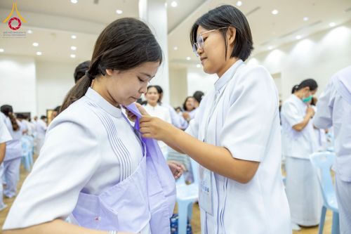 ภาพ No.221861:โครงการปฏิบัติธรรมอบรมศีลธรรม “บวชอุบาสิกาแก้ว” ถวายเป็นพระราชกุศลแด่พระบาทสมเด็จพระเจ้าอยู่หัว เนื่องในโอกาสมหามงคล “วันฉัตรมงคล”  ระหว่างวันที่ 2 – 4 พฤษภาคม 2568  ณ อาคาร 115 ปี คุณยายอาจารย์ฯ