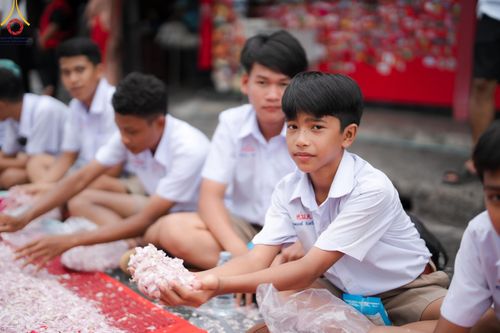 ภาพ No.128198:พิธีอัญเชิญพระบรมสารีริกธาตุ " ใจกลางเมืองนครหาดใหญ่ " เพื่อประดิษฐาน ณ มหารัตนเจดีย์สิริปทุมสวรรค์ (เจดีย์อริยพุทธะ 5 พระองค์) ศูนย์ปฏิบัติธรรมภาคใต้ อ.บางกล่ำ จ.สงขลา  วันที่ 9 มีนาคม พ.ศ.2567 (ชุดที่ 1)