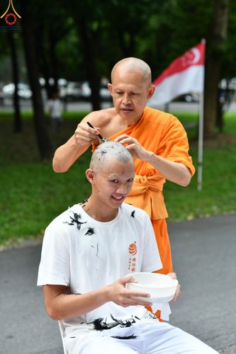 ภาพ No.143881:พิธีตัดปอยผม โครงการอุปสมบทหมู่ พระธรรมทายาทนานาชาติ (ภาษาจีน) รุ่นที่ 19 วันอาทิตย์ที่ 7 กรกฎาคม พ.ศ. 2567 ณ สนามหญ้า หน้าบ้านแก้วอาสาสมัคร วัดพระธรรมกาย
