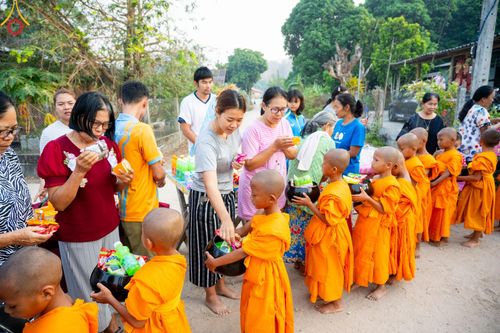 ภาพ No.62252:Photo Story  มหัศจรรย์วัดดงดินแดง Episode 4 กิจกรรมตักบาตรฉลองพระ-เณรกว่า 500 รูป