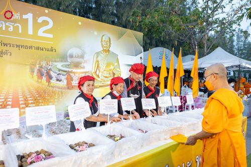 ภาพ No.111006:พิธีถวายภัตตาหารเป็นสังฆทาน แด่คณะพระธรรมยาตราฯ ในโครงการธรรมยาตรา กตัญญูบูชา มหาปูชนียาจารย์ พระมงคลเทพมุนี(สด จนฺทสโร) พระผู้ปราบมาร อนุสรณ์สถาน 7 แห่ง ปีที่ 12 วันที่ 13 มกราคม พ.ศ. 2567 ณ อนุสรณ์สถานมหาวิหารพระมงคลเทพมุนี  (โลตัสแลนด์) อ.สองพี่น้อง จ