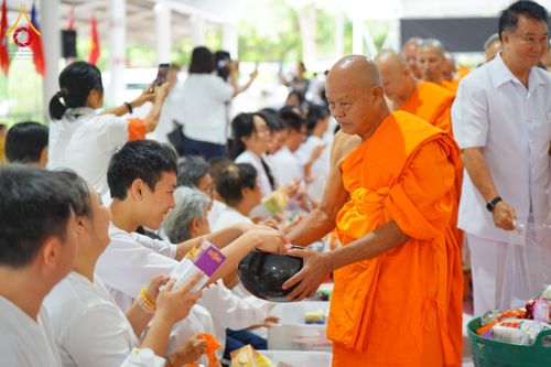 ภาพ No.144283:พิธีตักบาตรพระใหม่  โครงการบรรพชาอุปสมบทหมู่ ธรรมทายาทนานาชาติ (ภาษาจีน) ณ อาคารโถงช้าง วัดพระธรรมกาย วันอาทิตย์ที่ 14 กรกฎาคม พ.ศ. 2567